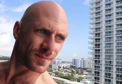 Yetişkin film yıldızı Johnny Sins, Erik Dalı eşliğinde misket oynadı