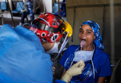 Madagaskar'da geliştirilen bitkisel covid-19 ilacı klinik testleri geçti, bugün piyasaya sürülecek