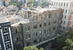 Beyoğlu'nda duvar çöktü: 3 yaralı