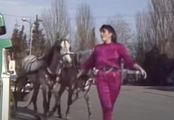 Geçmiş Gazete- Yıl 1980: Ajda Pekkan 2 atın çektiği Mercedes'le benzinciye girdi