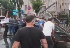 Esenyurt'ta sel sularına kapılan kadın son anda kurtarıldı