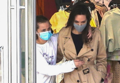 Angelina Jolie'den pardösü altı terlik tercih