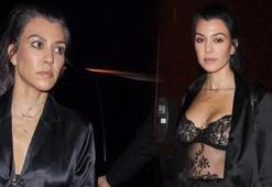Kourtney Kardashian'dan aynaya karşı tatil pozu