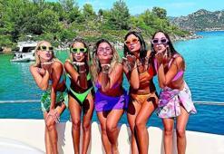 Kız kıza tatil