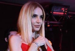 Gülşen'den derin yırtmaçlı konser elbisesi