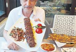 Küşlemeyle sarmalanmış fıstıklı bir kebap
