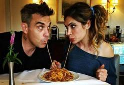 Robbie Williams ve Ayda Field çifti üçüncü çocuklarını kucağına aldı