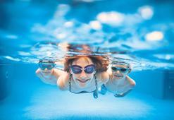 Göz iltihabına karşı havuzda mutlaka yüzücü gözlüğü kullanın