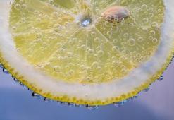 Bir ay boyunca limonlu su içmek bakın vücutta nasıl bir etki yaratıyor