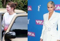 Yalın ayak, makyajsız ve koca bir gülümseme: Kylie Jenner