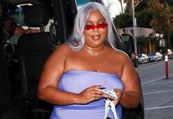 Yeni bir trend mi başlıyor? Lizzo mor elbisesiyle büyüledi