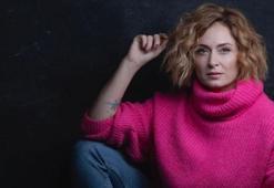 43 yaşındaki Ceyda Düvenci amuda kalkıp poz verdi