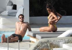 Aşıklar havuz başında sarmaş dolaş!