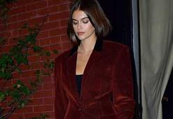 Kaia Gerber'ın stilini kopyalıyoruz: İşte en tarz bordo ceketler