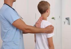 Her 10 çocuktan 4’ünün duruş bozukluğu var (Kifoz nedir? Skolyoz nedir? Belirtileri ve tedavi yöntemleri)