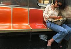 Katie Holmes metroda görüntülendi