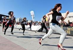 Antalya'da 'yüksek topuk' koşusu yapıldı