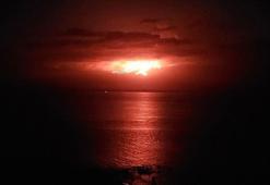 Korkulan oldu! Yanardağdan çıkan lavlar denize yaklaştı