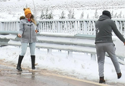 İzmir'de kar yağışı etkili oldu! Ulaşıma kar engeli