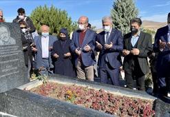 'Bozkırın Tezenesi' Neşet Ertaş Kırşehir'deki mezarı başında anıldı