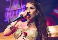 Hande Yener mini taytıyla sahneye çıktı