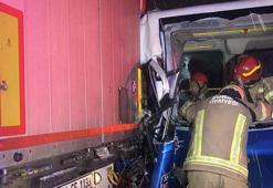 Minibüs TIR'a arkadan çarptı: 4 kişi yaralandı