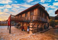 Tarihi Akseki evlerinin özel "düğmeli" mimarisi ilgi odağı oluyor