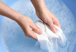 Çamaşır suyu kokusu elden nasıl çıkar?
