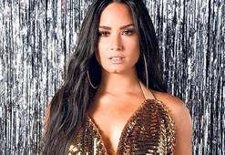 Demi Lovato başına örümcek dövmesi yaptırdı