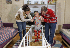 Serebral palsi hastası oğlu Efe'nin yürümesi için su borularından düzenek kurdu!