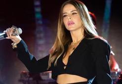 Simge Sağın cesur elbisesiyle adından söz ettirdi