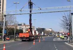 Şişli'de yol trafiğe kapatıldı! Yön tabelasında devrilme tehlikesi