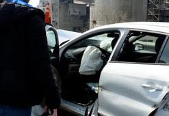TEM'de otomobil bariyerlere çarptı: 1'i bebek 2 yaralı