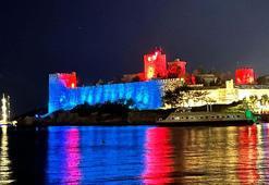 Bodrum Kalesi kırmızı- mavi ışıklarla aydınlatıldı