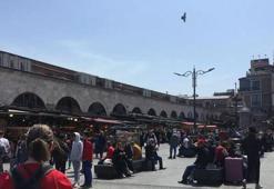 Bayram öncesi Eminönü'nde alışveriş yoğunluğu! 'İnsandan yürünmüyor'