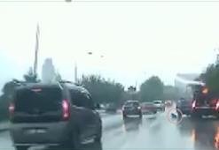 Ani manevrada aracın kapısı açıldı, çocuk yola düştü! O anlar kamerada