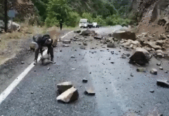 Artvin'de kayalar düştü! Yol kapandı