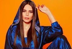 Simge Sağın transparan kostümüyle sahne aldı