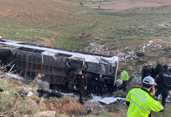Son dakika: Üniversite öğrencilerini taşıyan otobüs devrildi! Ölü ve yaralılar var