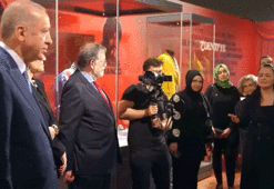 Sanatçıların Cem Karaca performansını dinleyen Cumhurbaşkanı Erdoğan espriyi patlattı: Sıkıysa Müslüm Baba yapın
