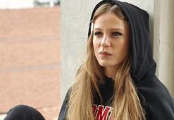 Serenay Sarıkaya Paris sokaklarında