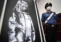 Hırsızlar, Banksy'nin eserini levyeyle çalmış