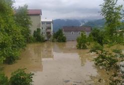 Çökme tehlikesiyle karşı karşıya kalan köprü trafiğe kapatıldı