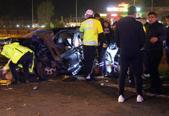 Kavşakta 2 otomobil çarpıştı