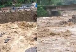 Rize'de dere taştı, yol ulaşıma kapandı