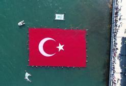 600 metrekarelik Türk bayrağı ile 'denizde açılan en büyük bayrak' rekoru kırdılar