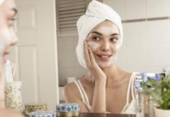 Cilt lekelerini açıyor, sivilceleri önlüyor! Her gece yatmadan önce sürünce...