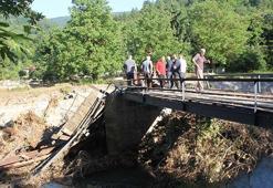 Yıllardır tadilat bekleyen köprü selde yıkıldı