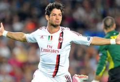 4 büyükler de istemişti! İtalyanlar duyurdu: Pato Türkiye'de! Ters köşe yaptı, yeni takımı...