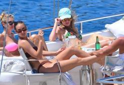 Şeyma Subaşı pembe bikinisiyle denize açıldı